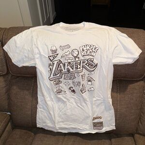 Men’s Los Angeles Lakers NBA White Graffiti Short Sleeve Shirt Size Medium NWOT
